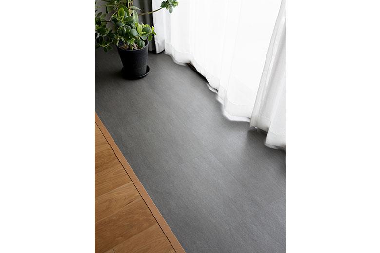 植物を育てるが好きで、以前はフローリングの上にビニールシートを敷いて置いていたとか。リノベーションで汚れてもいいスペースとして、日当たりのいい窓際にインナーテラスをつくり、掃除が楽な上に予算にも合うフロアタイルで仕上げた