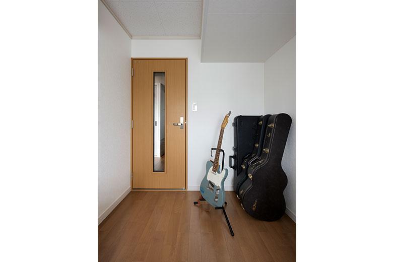 ご友人とバンドを組んでいるそうで、ギターの練習を自宅でできるように防音室を作った。
「部屋としての居心地の良さと広さを保ちたかったので、ルームタイプをオーダーしました。音が一切漏れないので、思い切り練習できるようになりました」
