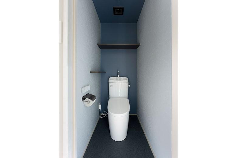 リビングのアクセントクロスをトイレの壁にも使用。リビングダイニングとは離れた場所にありながら、空間のつながりを感じさせる仕掛けとなった。「小さい空間なら予算を大きく超えないと教えてくれたので遊んでみましたが、カッコいいトイレになり満足です」