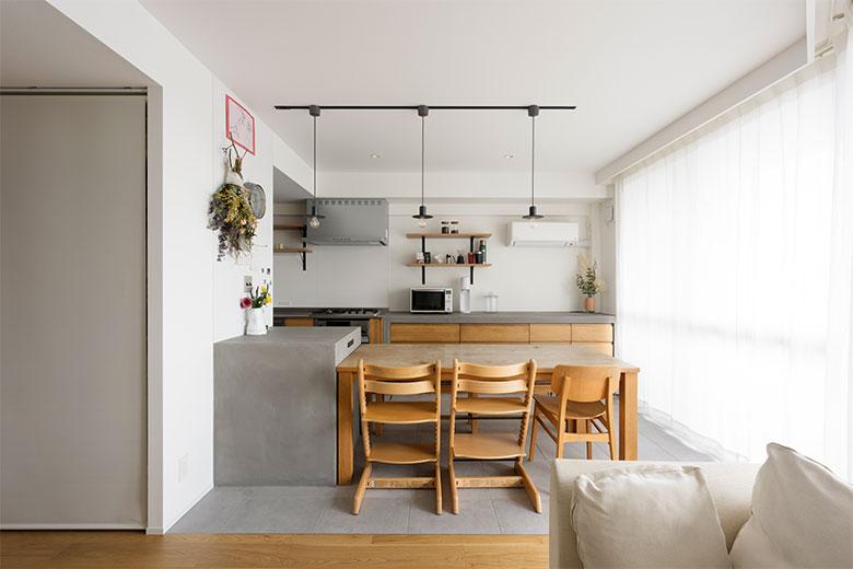 一番こだわったキッチンはモールテックスを入れてモダンに仕上げた。ダイニングテーブル脇に造作したモールテックスのカウンターは、盛り付けや配膳に便利で、キッチン側にはよく使うキッチン用品やごみ箱が収納できる。コンセントはリモートワーク用だというが、お鍋などの電気調理器にも使えそうだ