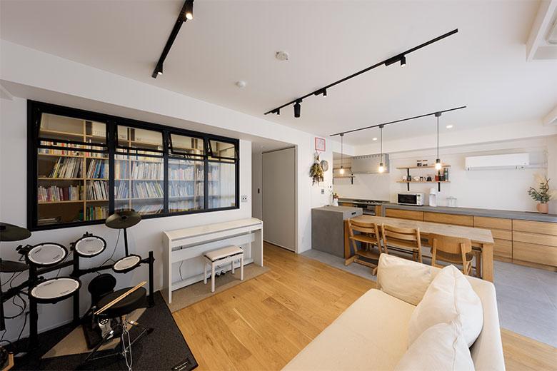 リビングの隣には大きな室内窓でゆるくつながる本棚兼ワークスペースがある。家族みんな本が大好きなので、さらに快適に楽しく本と触れ合える「ブックカフェ」をコンセプトのひとつに掲げて、まだ小学生のお子様たちの成長も見据えてプランをまとめていったそう