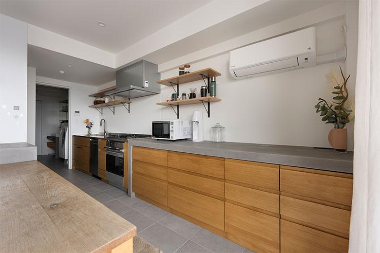 モールテックス以外にも希望をたくさん取り入れたキッチン。「ガスコンロは料理家さんが使っていて憧れていたものです。2段で使えるオーブンレンジも使い勝手が良くて、料理がますます楽しくなりました。どうしても欲しかったキッチンの床暖房も叶えたので、寒い日の朝も快適です」と嬉しそう