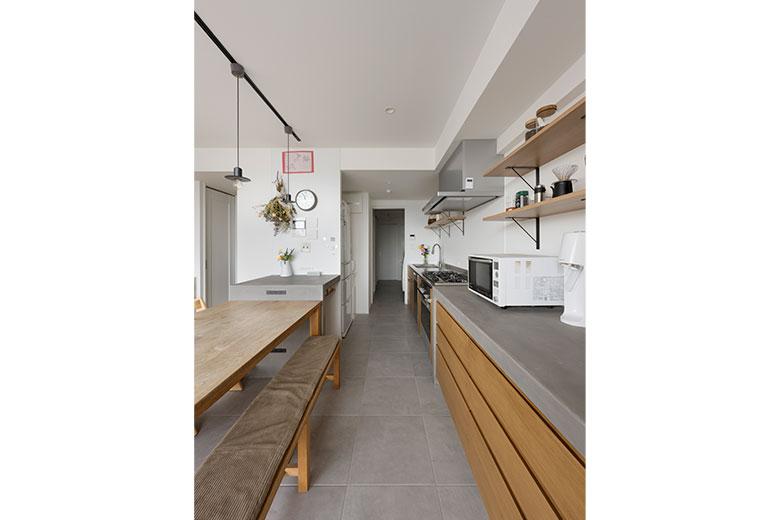 以前から整理収納のことを勉強していたという奥様は、キッチンや洗面の収納スペースに、収納物のサイズを測って、何をどう片付けるかを書き込んだ図を建築士に渡したそう。引っ越しの後片付けも決めている場所にしまったので、あっという間に終わったという。