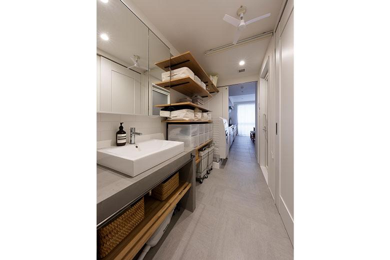 キッチンから洗面室、そして奥の洋室まで一直線に抜いた。
「洗濯物は浴室で乾かし、下着やタオルは洗面室の棚に、服は隣の洋室に」と、家事の効率化のために回遊性を持たせたいという意図通り、洗濯の流れがスムーズで散らからなくなったとか。そして今まで暗かった洗面室に光が入り、明るくなった