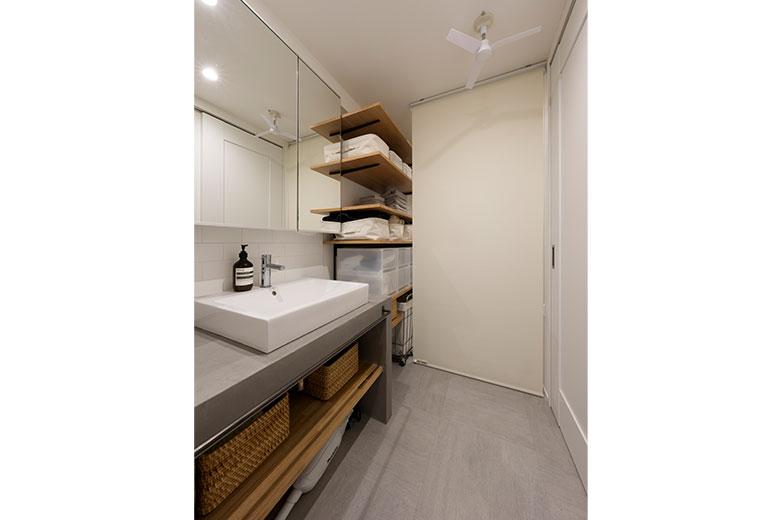 家事や生活のしやすさを考えて一直線に抜ける動線にしたが、バスタイムになると、キッチン側の引き戸と洗面室内に設けたロールスクリーンを下せば、気兼ねなくお風呂タイムを楽しめるようになっている。洗面台はロールスクリーンの外になるので、誰かがお風呂中でも手洗いや歯磨きが行える