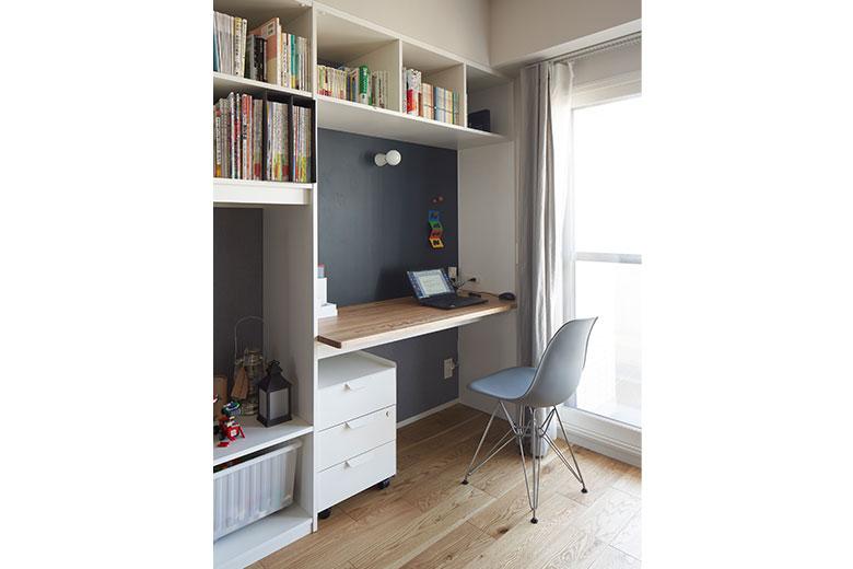 ワークスペースは仕事をしながら家事もできるようにリビングにして、一番明るくて気持ちのいい窓側に配置した。仕事のメモなどを貼れるように、デスクの壁だけマグネット式にして実用的に。