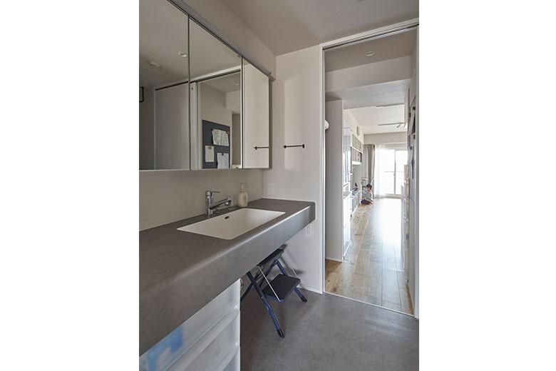 生活動線を良くしたいと回遊動線をつくった。キッチンから洗面所、浴室・トイレや廊下はどこにいても最短距離でアクセスできる。「家の中にひとつの用途しかない場所はありません。リノベーションで、空間を有効活用できました」回遊動線はお子様が走り回れる遊びスペースにもなっているとか。