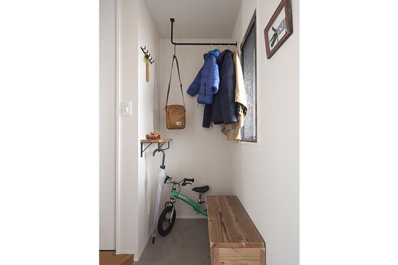 帰ってきたときや家族で出かけるときに、狭かった玄関で渋滞するのが不満だったそう。広くなった玄関は、ベンチに荷物を置けたり、濡れた傘やレインコートをアイアンバーにサッと掛けたりできるので、外から帰ってくるたびに「いい家になった」と実感するとか。
