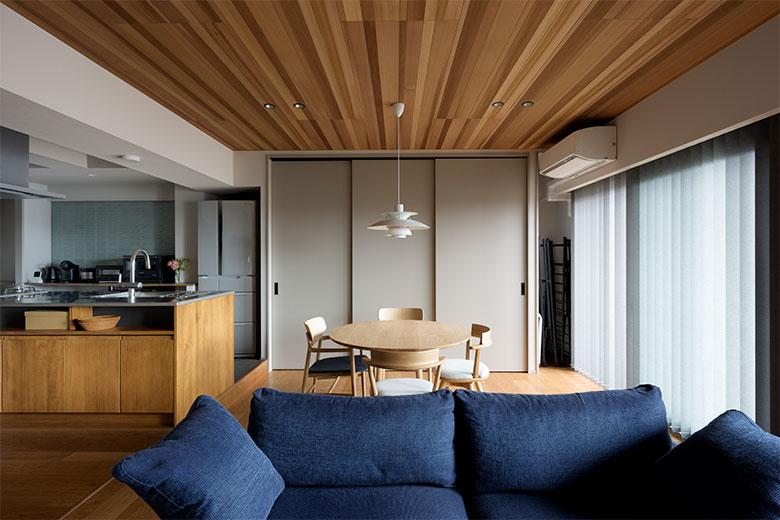 リビングダイニングの天井は、雑誌で見てかっこいいと思った木パネル貼りに。同一色では面白くないので、フローリングと合う木色のミックスバリエーションをいろいろと提案してもらったそう。同様にクロスやタイルなどもイメージを伝えて厳選してもらった中から選べたのが良かったとか