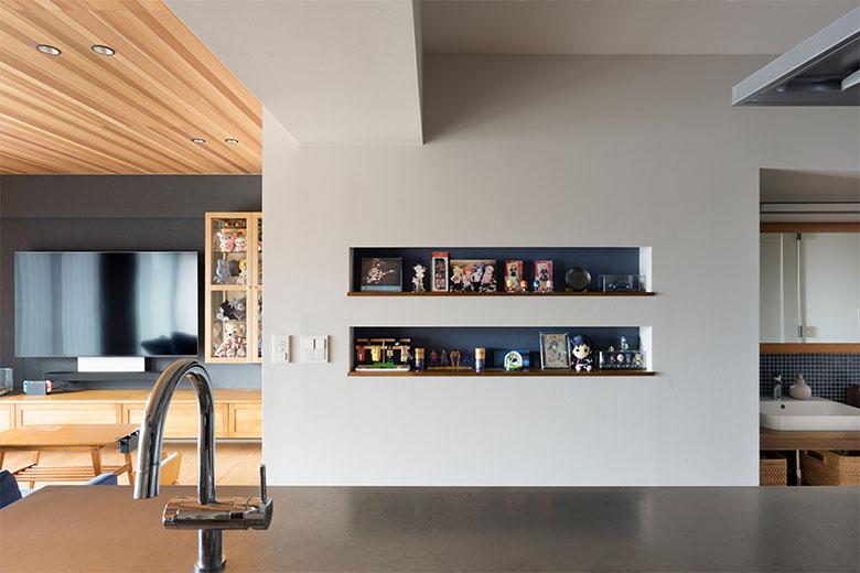 一番のお気に入りだというアイランドキッチンからは部屋中が見渡せる。料理中もテレビが見れるようにしたいという希望を叶え、さらに、推しグッズを飾るニッチのちょうどいい場所が目の前の壁となり、いつでも推しが目に入るので、とても癒やされるそう