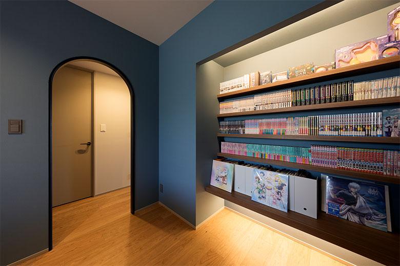 廊下のアーチをくぐると、落ち着く色合いの寝室。ニッチ同様、どこかに作りたいとリクエストした本棚は寝室に作って、お気に入りのマンガや小説を並べられるように。部屋が北向きで、結露対策としてインナーサッシをすべての窓に設置したので、寝室の入口に扉はないがリビングのエアコンの風が届き、寒さは感じないという