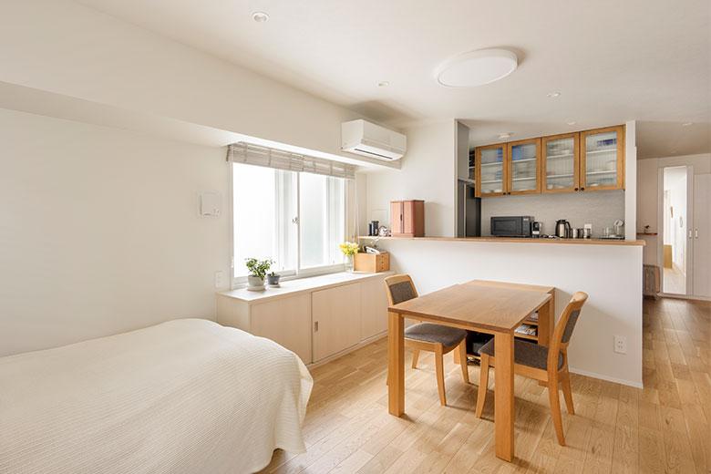 対面式のカウンターキッチンにした。シンク上にあった吊り戸棚をなくしたので部屋が広く感じるようになり、解放感がでたそう。ダイニングテーブル側の窓下にあった収納は便利だったので、以前からあったものを踏襲して新しく造作した
