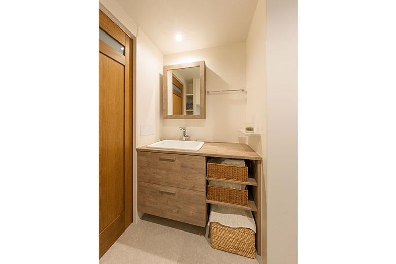 水回りも日常の行動を具体的にシミュレーションした。サニタリールームにしたのはトイレ後はそのまま石鹸で手を洗いたかったからだそう。洗面ボウルは病院で使っているような陶器製の広くて深さのあるものを選び、洗面台はコンタクトレンズを付けやすい浅めの奥行きのものにした