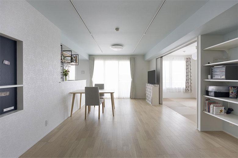 LDKには光の当たり具合で表情が変わる白系のダマスク柄クロスを採用。天井は淡いグリーン系を選んだ。和室は「ごろんと横になれる場所がほしい」という旦那様と、「ヨーロッパテイストに統一したい」という奥様の希望を取り入れ、正方形のモダン畳を選択。「子どもが遊ぶにもフローリングより安心」と満足している。