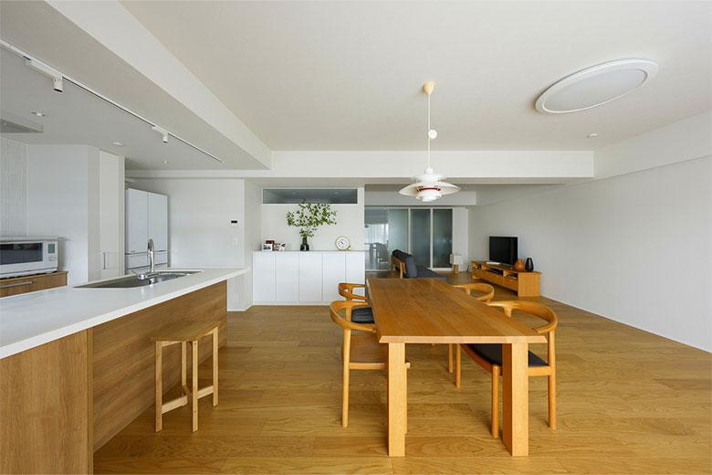 子供部屋だった洋室を取り込んだ開放感あふれるLDK。白い扉のリビング収納は、ヨガマットや運動器具がぴったり収まる高さに。毎朝二人で続けているストレッチも、より気軽に楽しめるようになったそうだ。