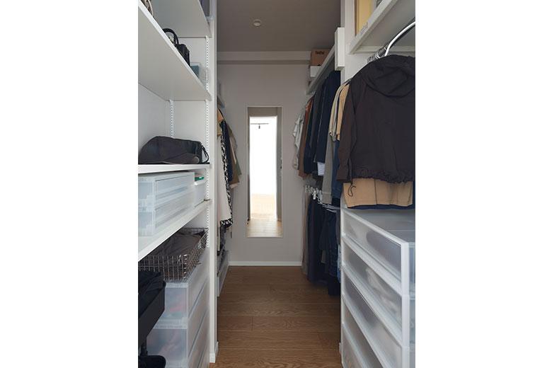 各部屋に分散していた洋服は、大容量のウォークインクローゼットに集約した。ハンガーパイプの高さは、収納する衣類にぴったり合うよう細かく調整。家中にマスキングテープを貼って何度もシミュレーションを重ねたことでシンデレラフィットが実現。使い勝手が良く片付く収納となった。