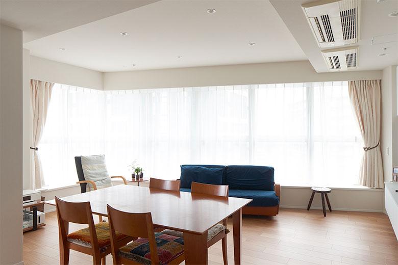 子供部屋だった場所にキッチンを移動し、広々としたリビングダイニングを実現。窓際まで床暖房を敷き、「床でゴロゴロ横になりながら、テレビを見るのが好きなんですよ」とご満悦の旦那様。リビングが広くなったので、リノベーション前は置き場がなく実家に預けていたソファやチェアを置くスペースも生まれた。