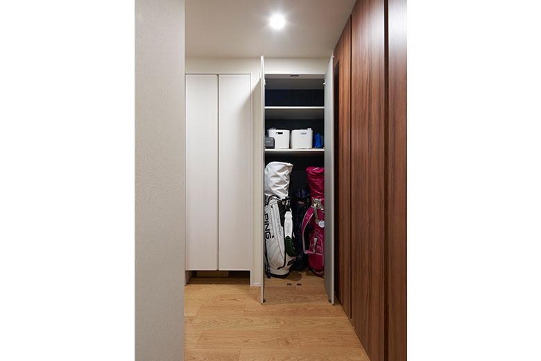 夫婦共通の趣味であるゴルフ用品が、以前は玄関にドンと置かれてスペースを圧迫していた。それらをまとめて収納できる専用スペースを廊下に新設したおかげで、2つのゴルフバッグはもちろん、細かな練習グッズまで収まり、玄関もスッキリ。「弾道測定器を充電するコンセントも付けたので、使い勝手は抜群」と満足そうだ。