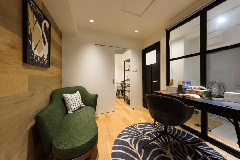 青山リノベスタジオ③　家具を配置した空間で、普段の生活を想像しながら歩き回って検証したり、無駄なく快適に生活できる「最小寸法」も体感できます。