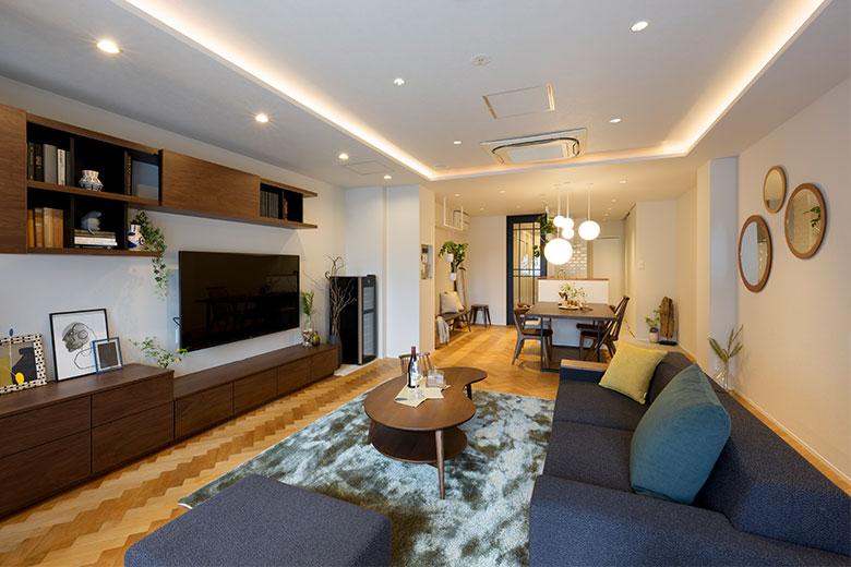 【見て触れて体感できるモデルルーム】
マンションの一室を再現した、図面だけではつかみにくい「住まいのかたち」を具体的にイメージできる空間です。玄関土間やインナーテラス、室内窓など、リノベーションのアイディアにもあふれ、その機能を実物件で確認。家具を配置した空間で、普段の生活を想像しながら歩き回って検証したり、無駄なく快適に生活できる「最小寸法」も体感できるので、ぜひ一度、青山リノベーションスタジオにお越しください。“我が家なり”の暮らしに最適なサイズや仕様がきっと見つかります。また、打ち合わせルームには、キッズスペースを完備しております。小さなお子様と一緒の打ち合わせも安心です。