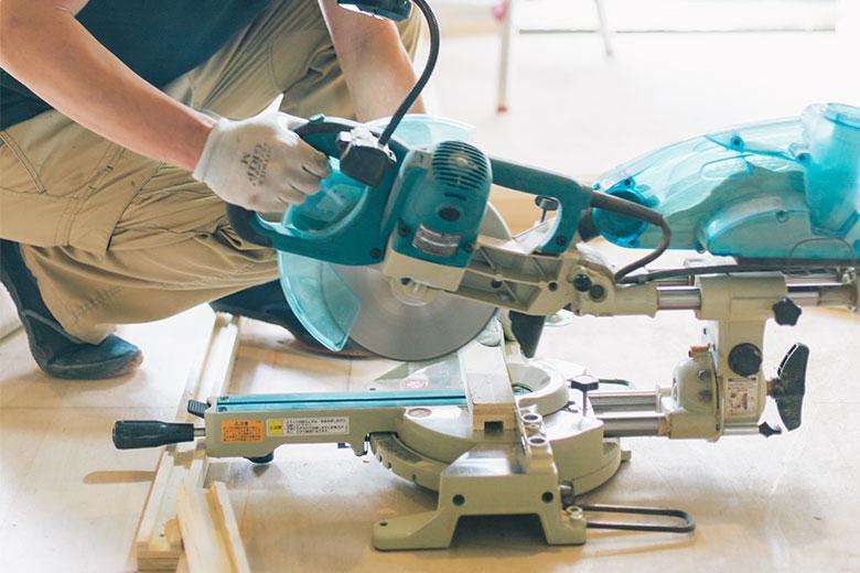 【品質にこだわるまじめな「施工力」】
施工現場には多くの職人が携わります。全員が連携し一定基準の施工品質を保つため、インテリックス空間設計は独自マニュアルを作成。全員で共有し、徹底して実行・管理に努め、高い施工品質を維持しています。工事中は近隣にお住まいの方々へ配慮し、解体から完成の過程で発生する騒音や振動を少なくする静音工法を実施しています。インテリックス空間設計のリノベーションで品質基準を満たした改修工事を行うと、長く安心して暮らせる「R1住宅」として登録し、適合状況報告書をお渡しします。