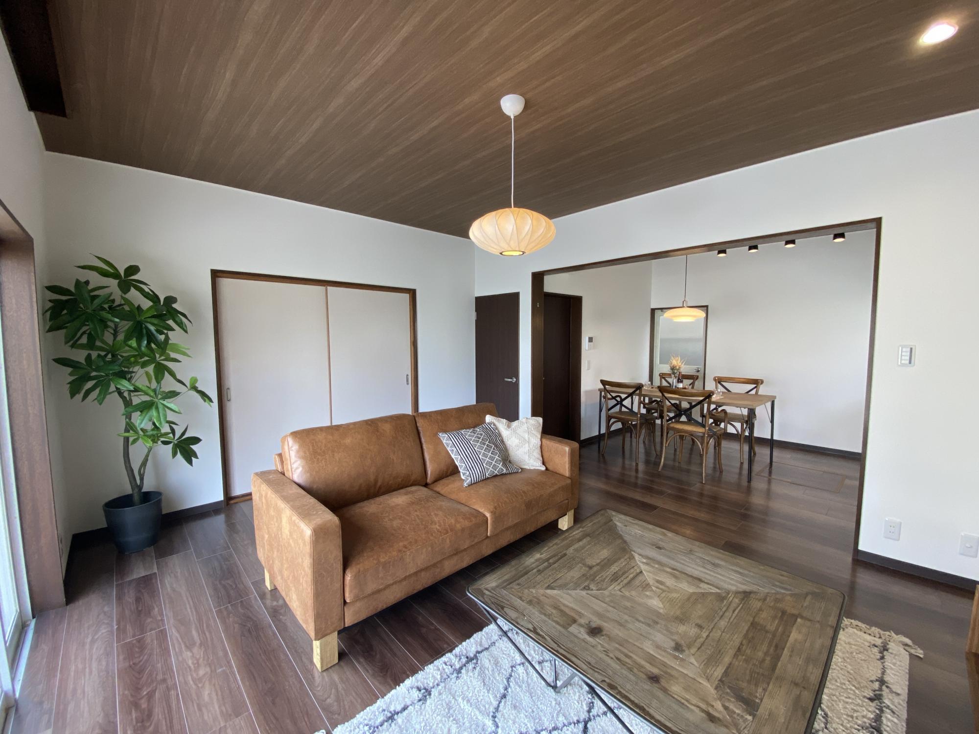 「和と洋が調和する、心地よいナチュラルリノベーション」のリビングダイニング