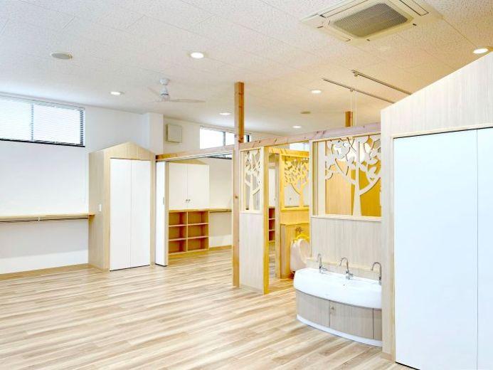 「見守りやすさと楽しさを備えた、保育園リノベーション」のお風呂・洗面所・トイレ