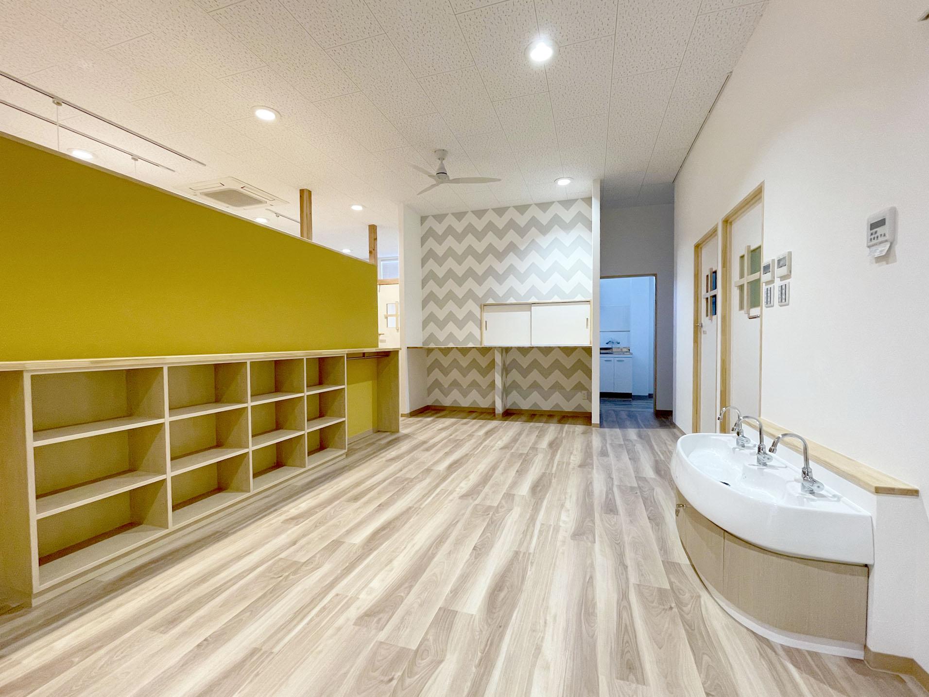 「見守りやすさと楽しさを備えた、保育園リノベーション」のお風呂・洗面所・トイレ