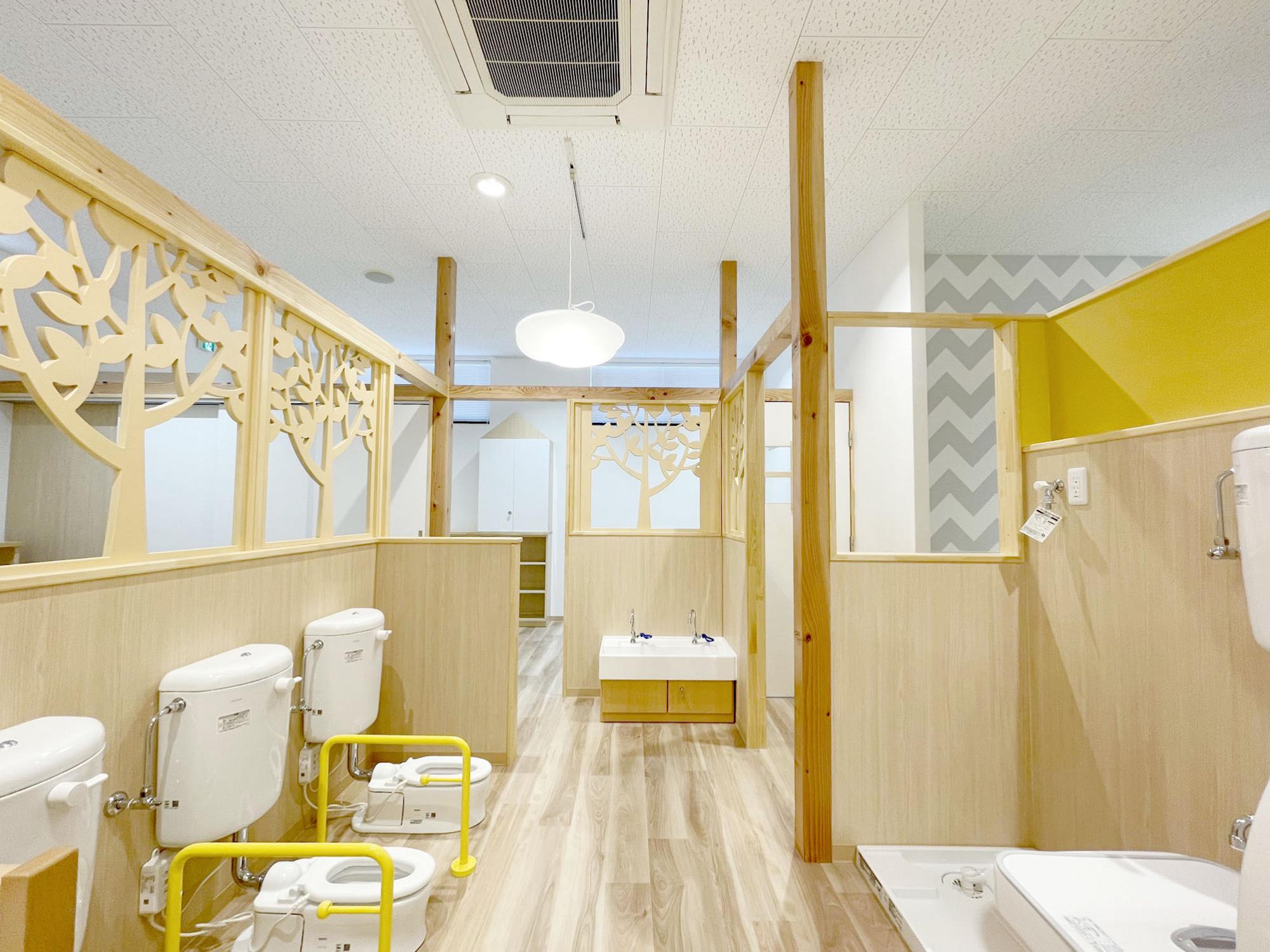 「見守りやすさと楽しさを備えた、保育園リノベーション」のお風呂・洗面所・トイレ