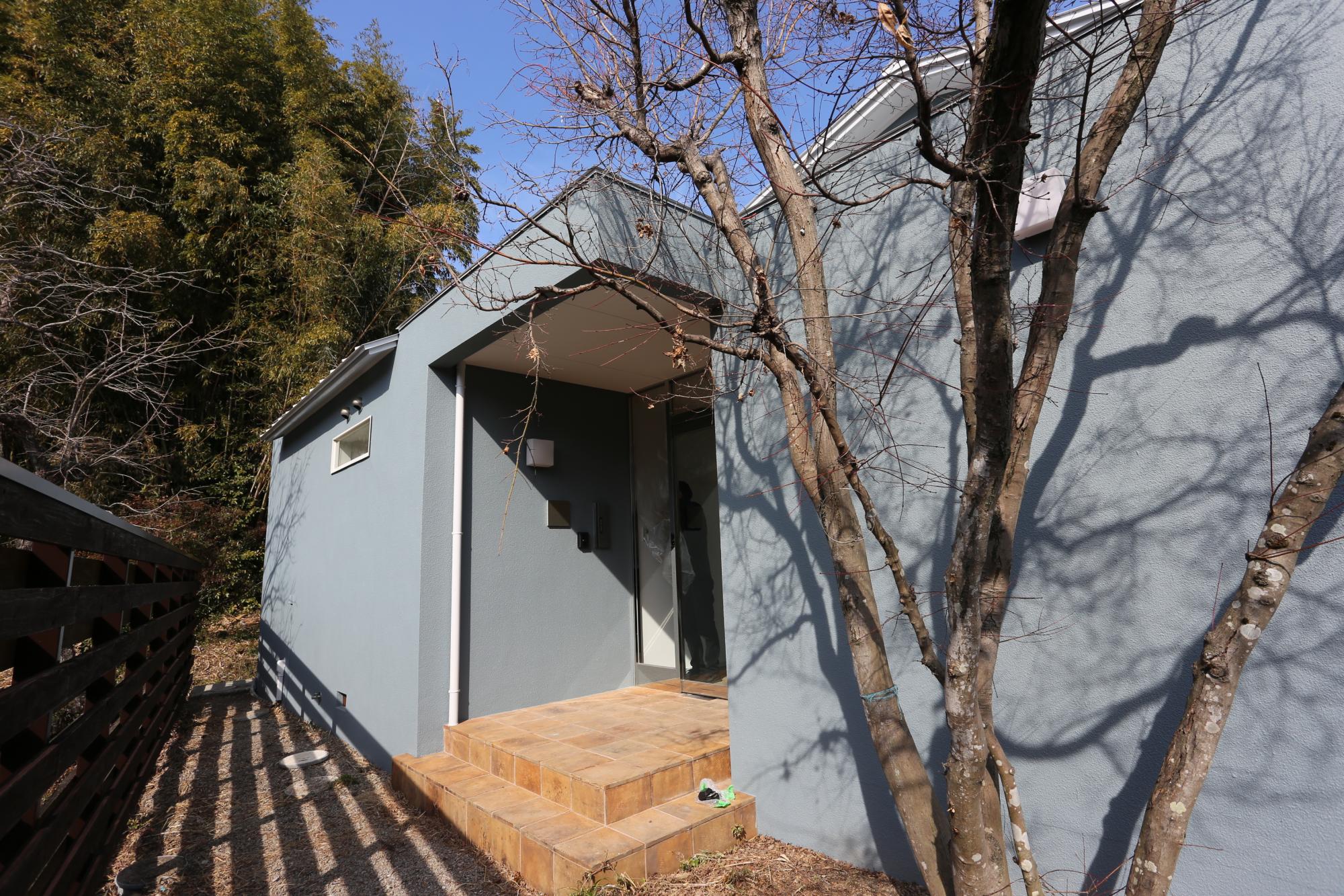 「元の間取りを活かしつつ、快適でモダンな空間に」の玄関・土間