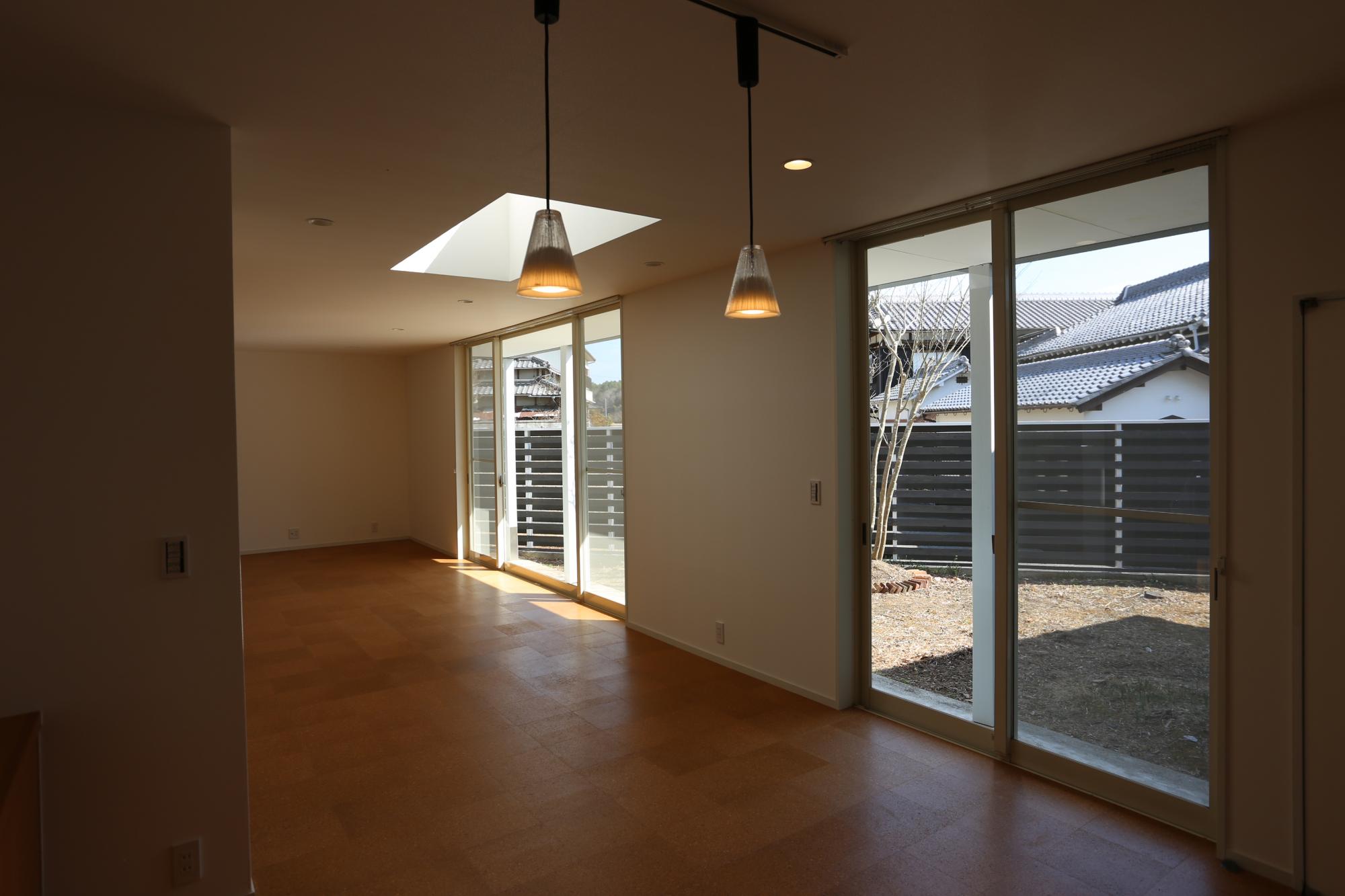 「元の間取りを活かしつつ、快適でモダンな空間に」のリビングダイニング