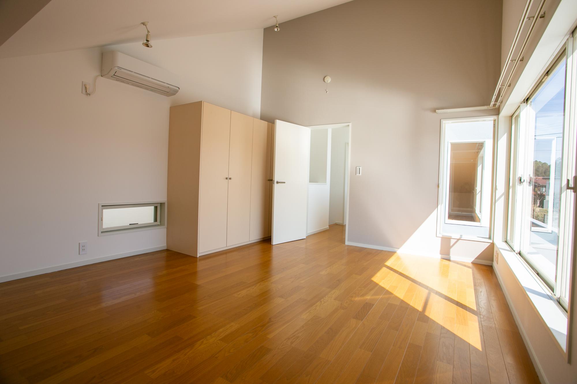 「元の間取りを活かしつつ、快適でモダンな空間に」の寝室