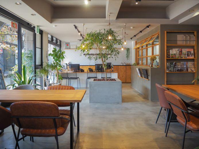 当社のオフィスは、お客様に気軽に足を運んでいただけるよう、明るく開放的な空間を心がけています。物件のご相談からリフォームのプランニングまで、経験豊富なスタッフが丁寧に対応させていただきます。個別の相談スペースもご用意しておりますので、プライバシーに配慮しながら、じっくりとご希望をお聞かせください。皆さまのご来社を心よりお待ちしております。