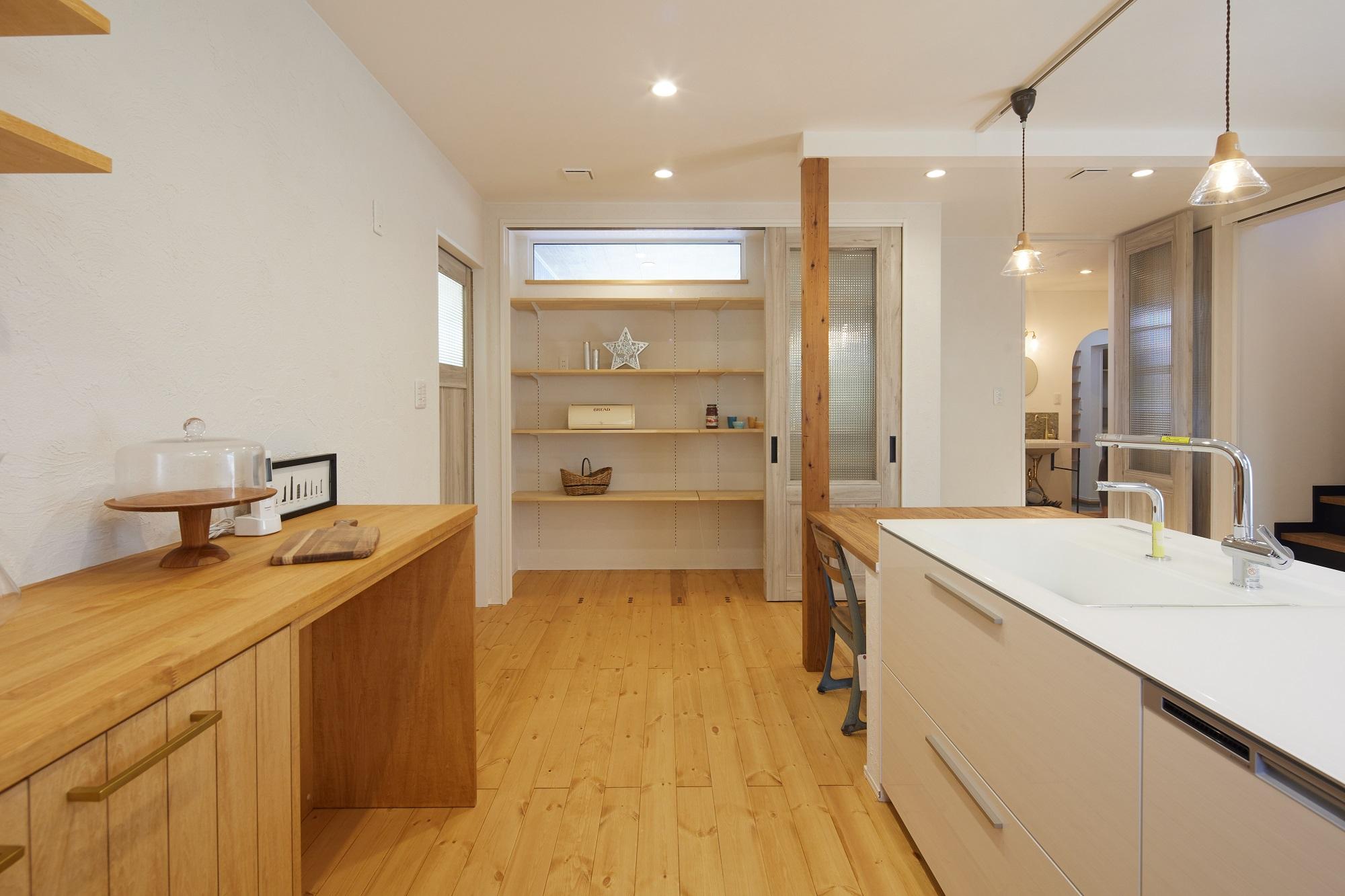 ・・キッチンからパントリーを臨み・・

画像の奥に大きなパントリーをご提案致しました。
奥行を抑え天井までの収納は賞味期限切れを防げませ！
手前のカップボード及び棚は制作になります。