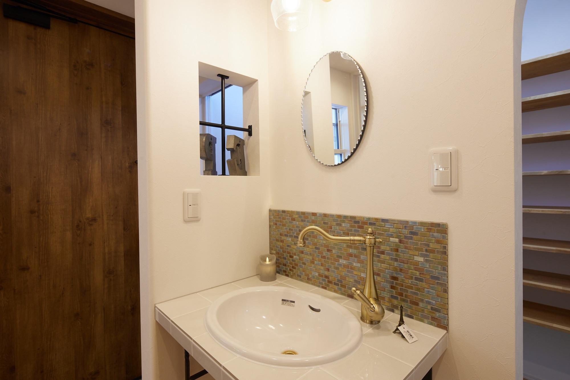 エントランスの手洗とアイアンの小窓