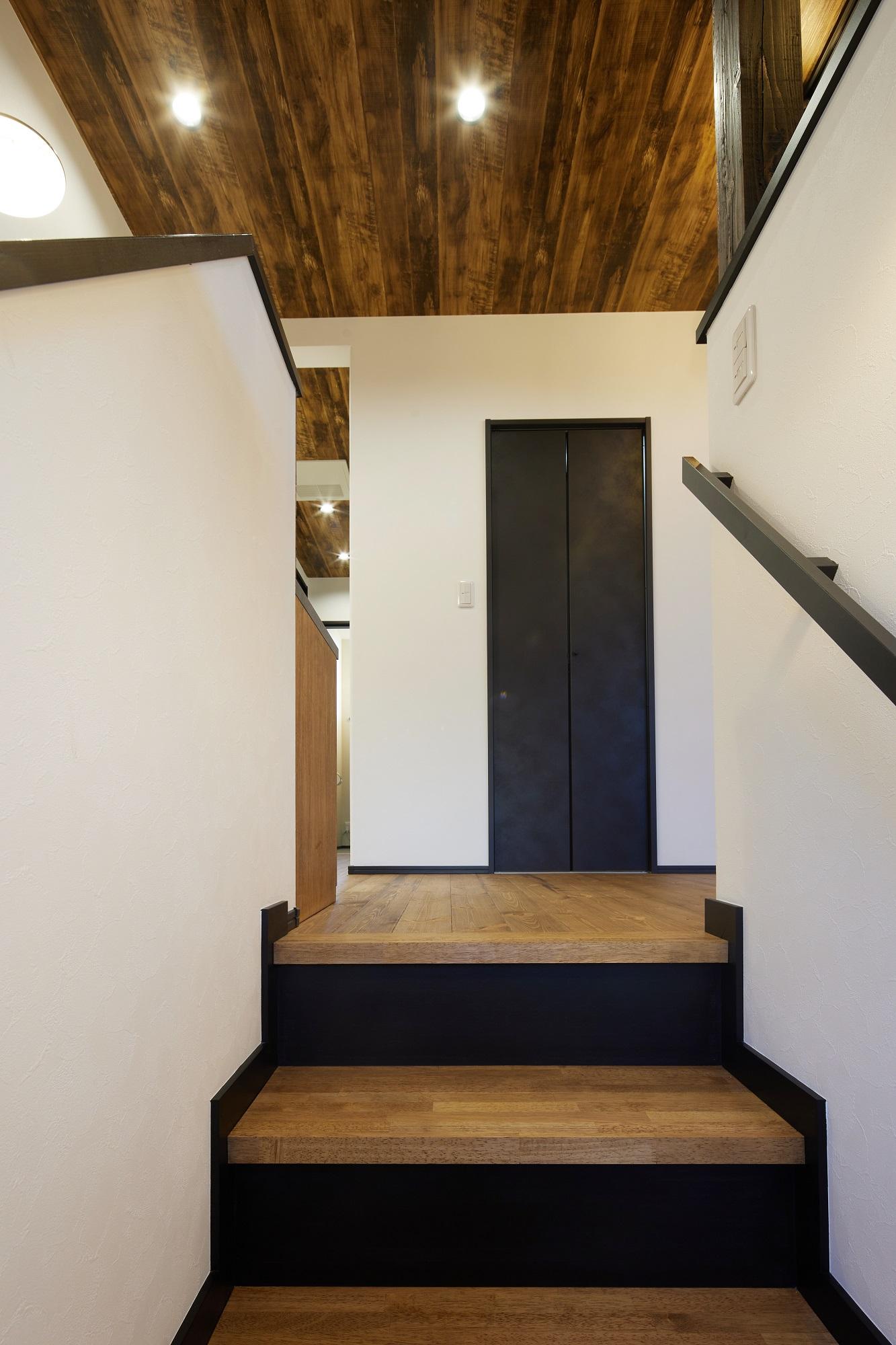 ２階への階段室
ブラックの蹴上とブラック角の手摺でかっこよく