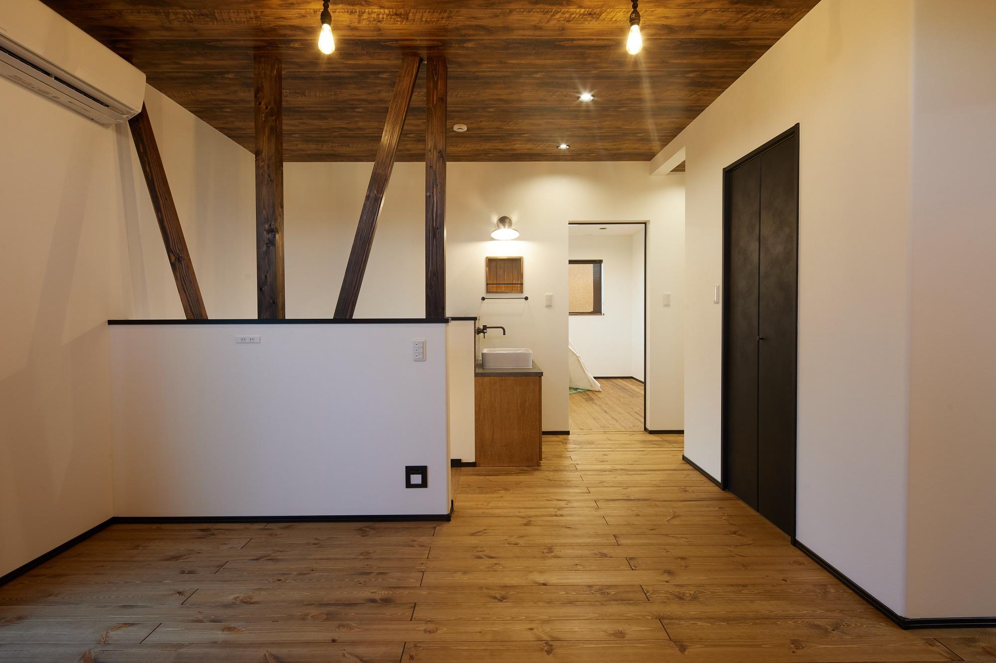 ２階セカンドリビングはご主人の担当で、カッコ良く！
階段手摺は柱＆筋交いを塗装しました。