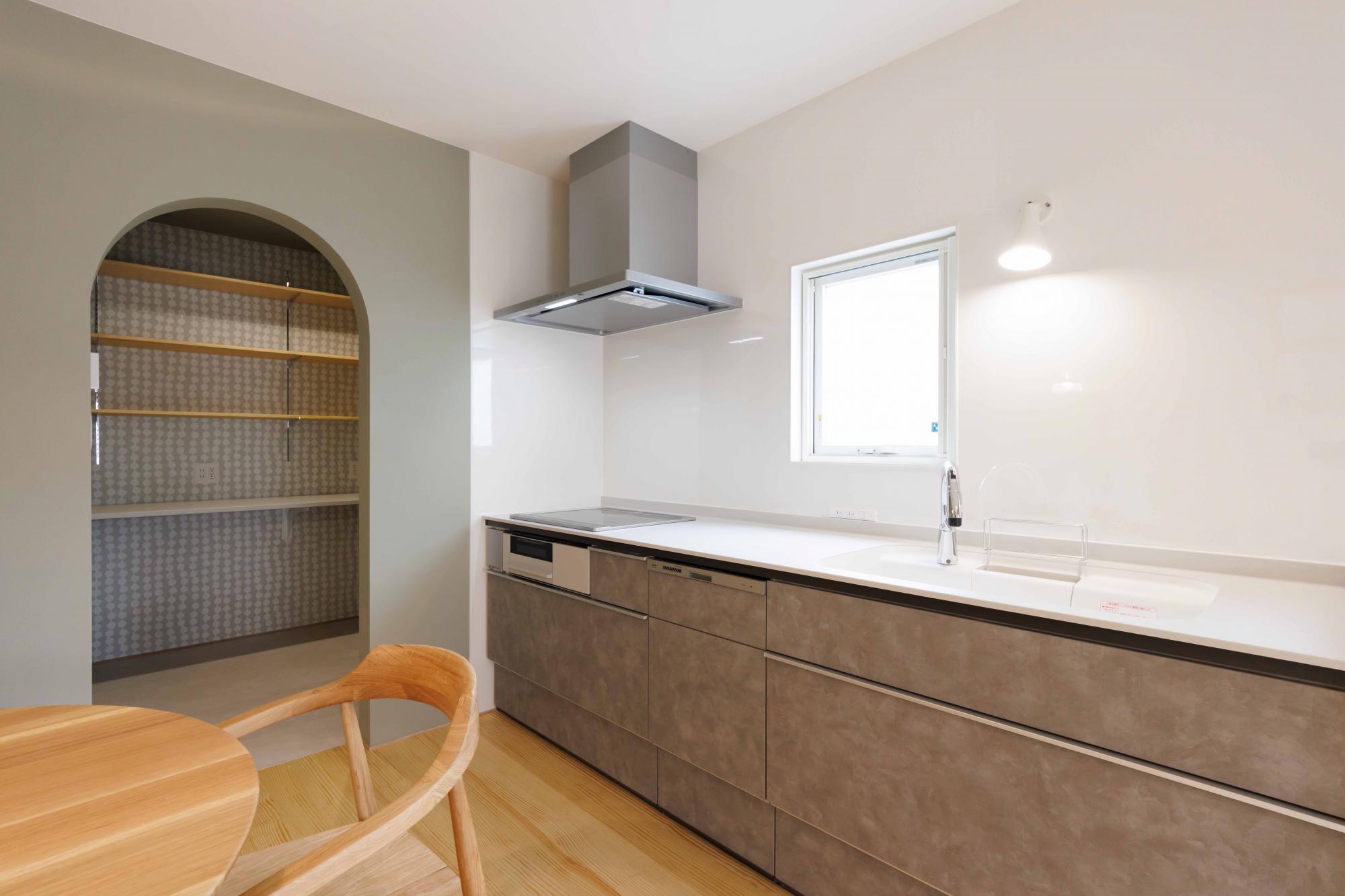 水回りは最新の設備を搭載しています。
壁付けのキッチンにすることでダイニングスペースを広々確保しています。
人工大理石天板のワークトップと食器洗い乾燥機も備え付けです。