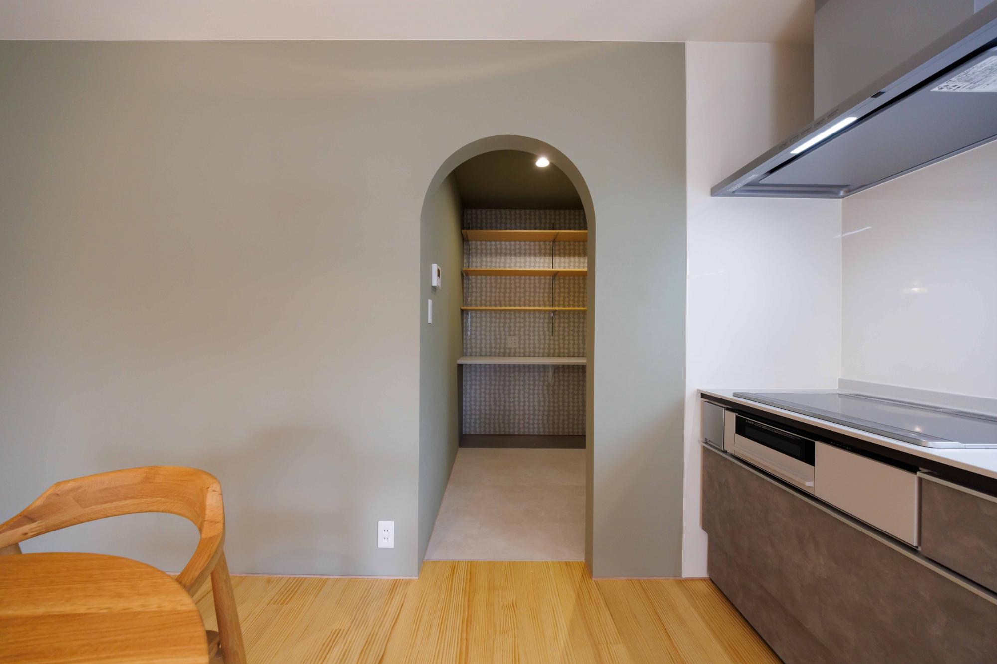 キッチン横には冷蔵庫を隠せるほどの大容量なパントリーをご用意しました。 食品ストックや備蓄品の保管などマルチに活躍する収納スペースです。
使い方はマルチに活躍する可動棚で使い勝手も考えています。