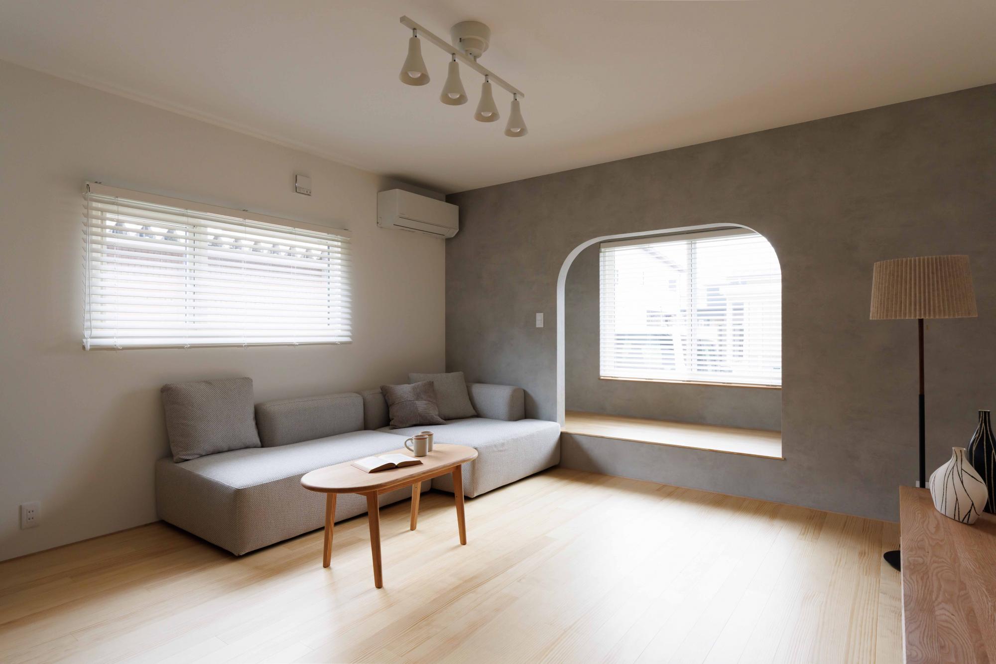 リビング横にはヌックをご用意しました。
使い方はご家族によってマルチに活躍する空間です。下がり壁で空間を仕切り小上がりになっているのでほっと一息つくことができるスペースに。