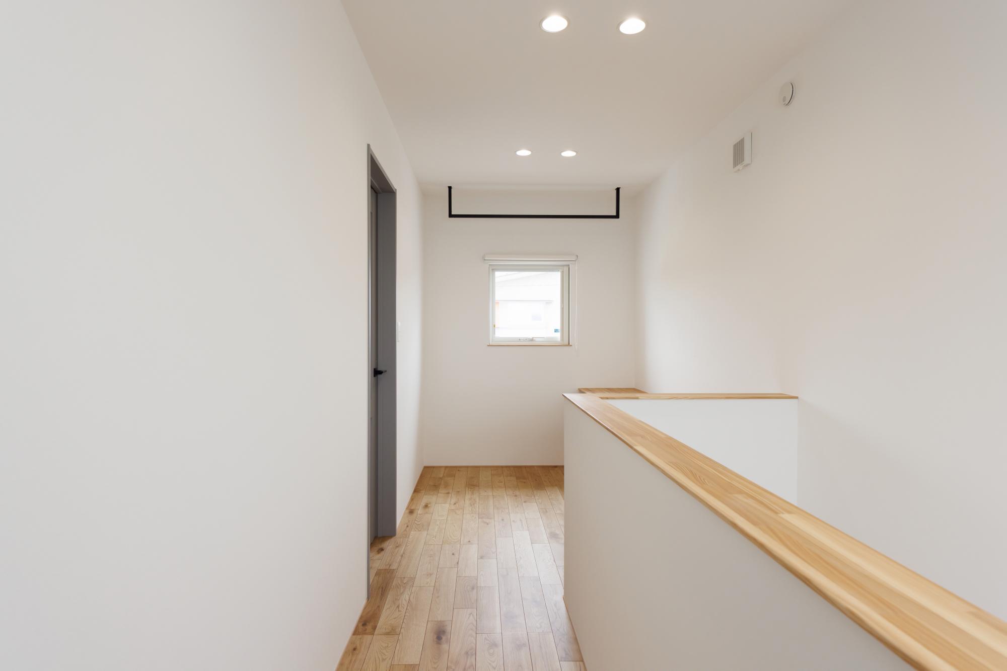 デッドスペースになりやすい2階ホールにはカウンターと物干しをご用意しました。洗濯物を干したり、洗濯物を畳んだり、ワークスペースとしても使用できるマルチに活躍するスペースになっています。