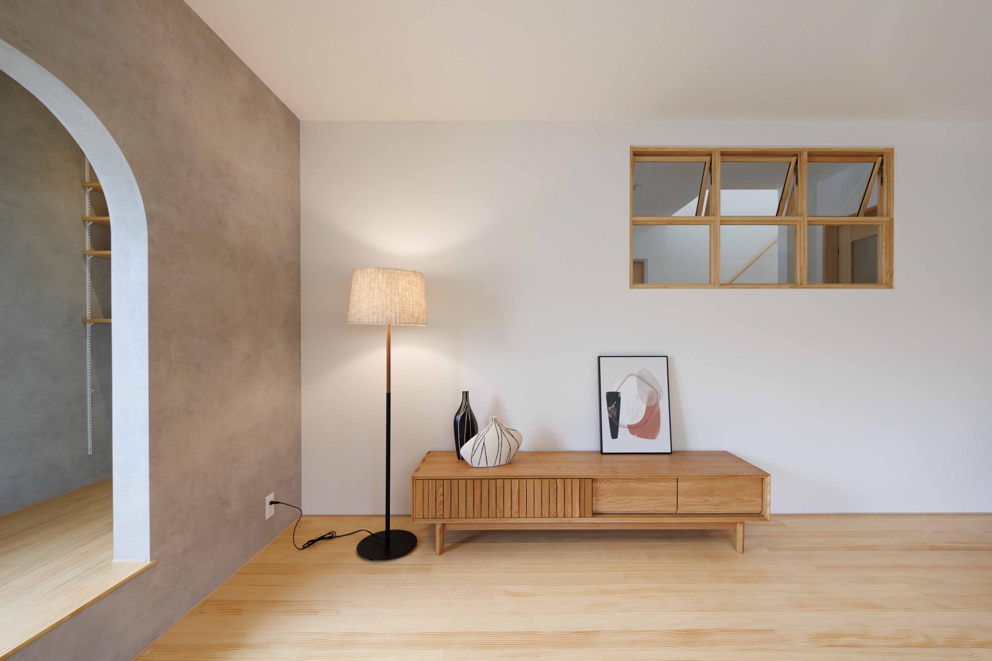 リビングに誂えた室内窓は玄関ホールに繋がっています。
リビングにいても家族の帰宅を確認することができる見守り動線になっています。