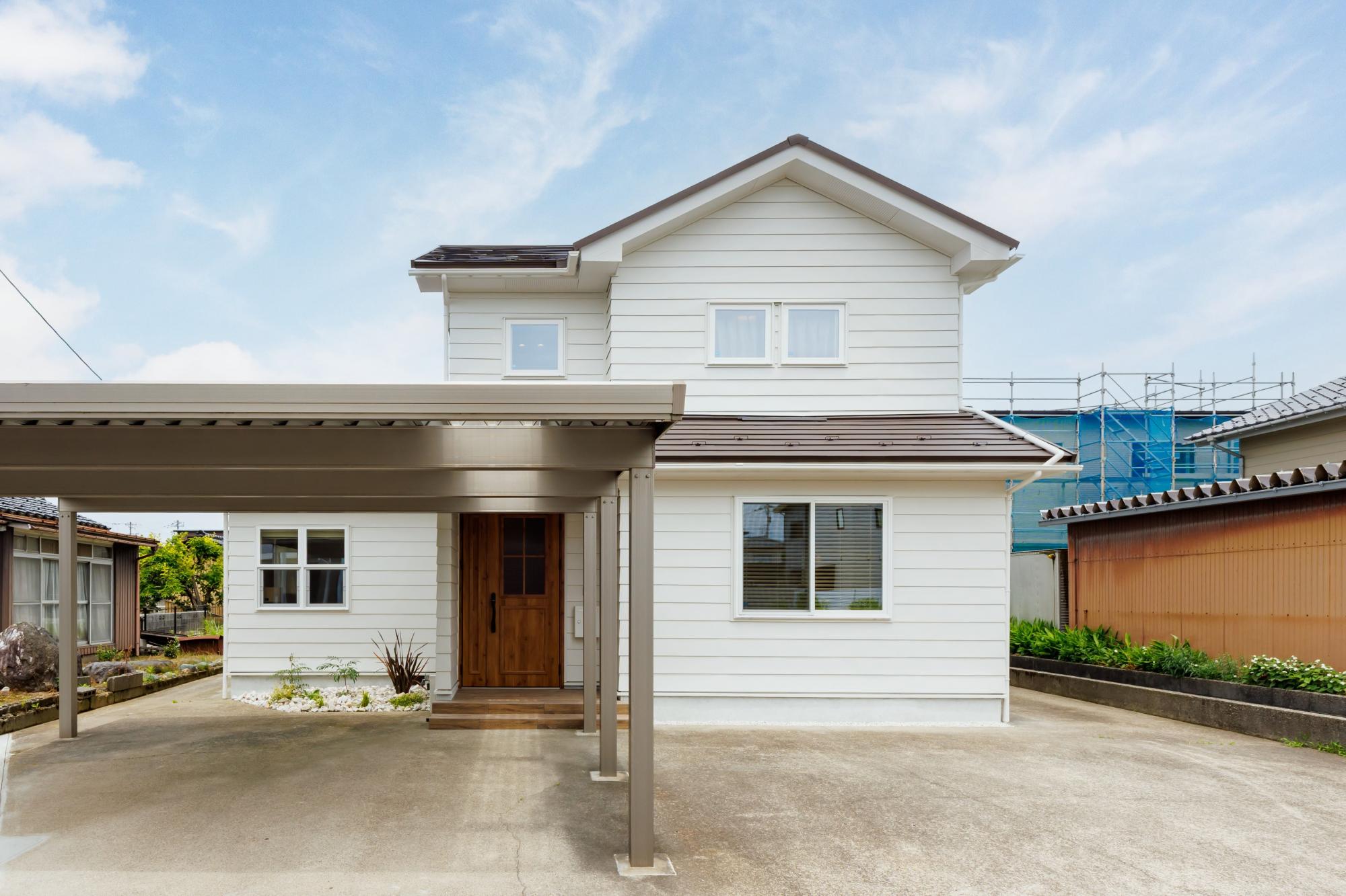 【富山市婦中町上田島リノベーションモデルハウス】
1階に主寝室とヌックを配置。主要な動線はワンフロアで完結する間取りになっています。
吹付断熱材で家全体を包み込んでいるので、夏は涼しい空気を逃がさず、冬は暖かい気温を逃がすことなく１年中快適な空間に。
万が一の地震でも安心の制震ダンパーを搭載したことで、家の見えない部分も高品質に仕上がりました。お客様のニーズに合わせて、大がかりなリノベーションから部分リフォームまで幅広く対応させていただきます！ぜひお気軽にご相談ください。