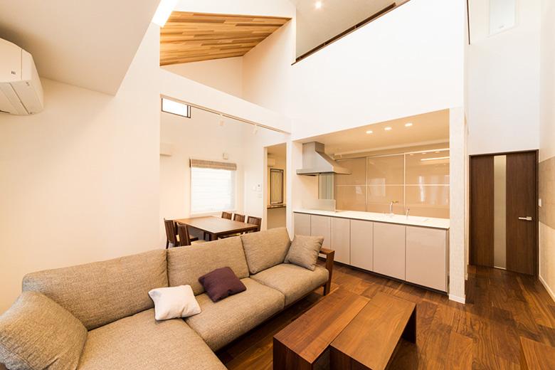 キッチン、ダイニング、リビングが一体となったオープンな間取りで、家族のコミュニケーションが自然に生まれやすい空間へ。