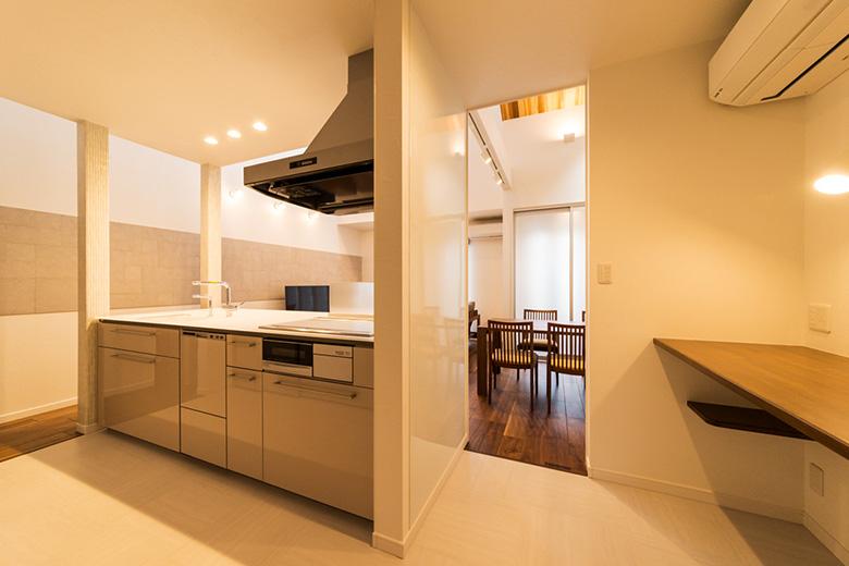 リビングダイニングを見渡せるアイランドキッチン。横にワークカウンターを設け、家事の合間のちょっとした作業やお子さまの学習スペースとして活用できます。