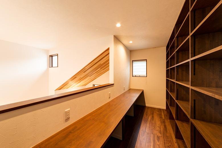2階の吹き抜けに面したホールにスタディコーナーを設置。勉強や読書をしたり、テレワークや趣味の時間など多目的に家族みんなが利用できます。壁一面に本棚を造作し、書籍をたっぷり収納できます。