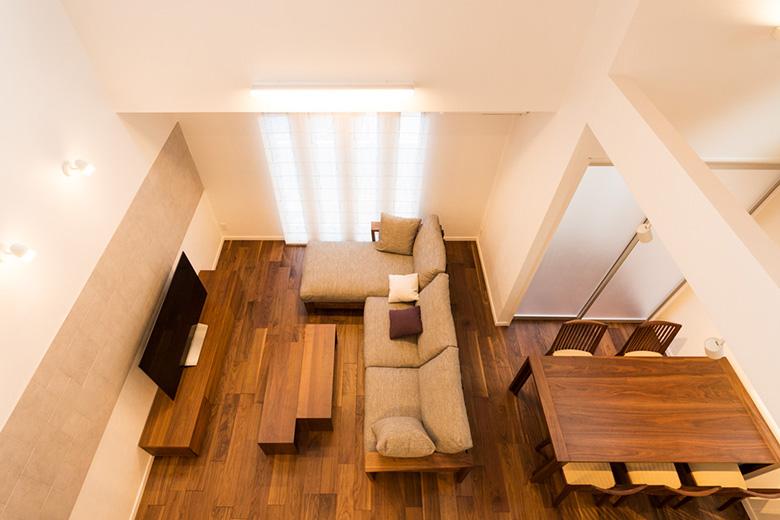 スタディコーナーから1階の様子がうかがえ、どこにいても家族の気配を感じられる空間。