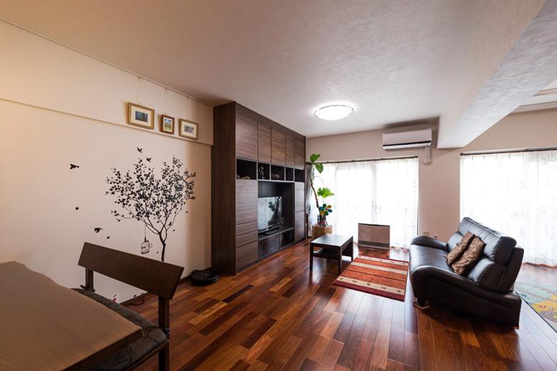 LDKと和室からLDKと洋室へ改修。カリンのフローリングを張り高級感UP。右側は将来的に子供部屋として仕切れるようにしています。