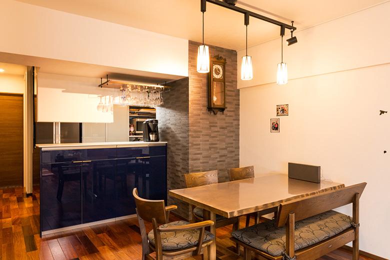 藍色カウンターの対面キッチン。ワインがお好きなご夫婦の為にワインラックも取り付けました。