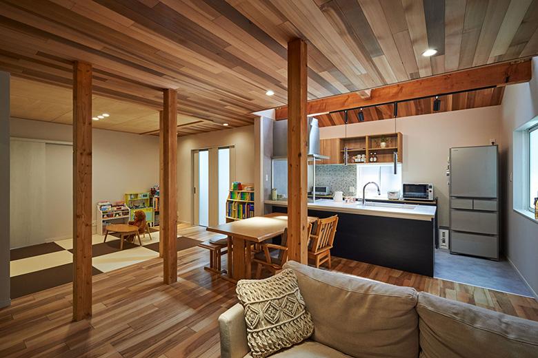 ダイニングキッチンと2つの部屋を繋げ、広いLDKの空間をつくりました。構造上抜けない柱があるため、天井も板張りにして木目に統一。柱も違和感なく空間に馴染みました。